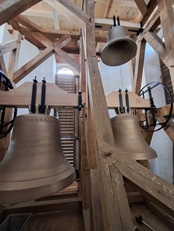 Die neuen Glocken hängen im Turm